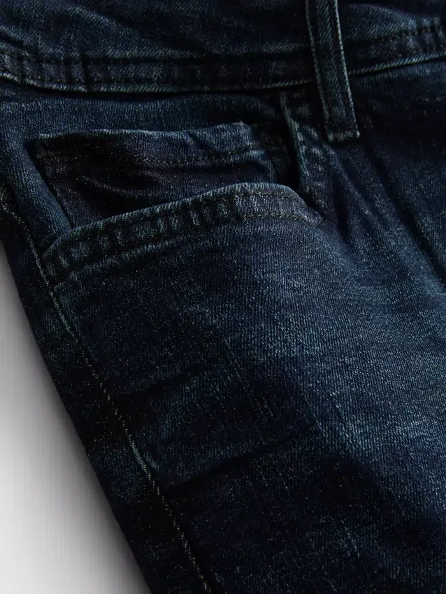 Jeans mit mittlerer Leibhöhe und schmaler Passform