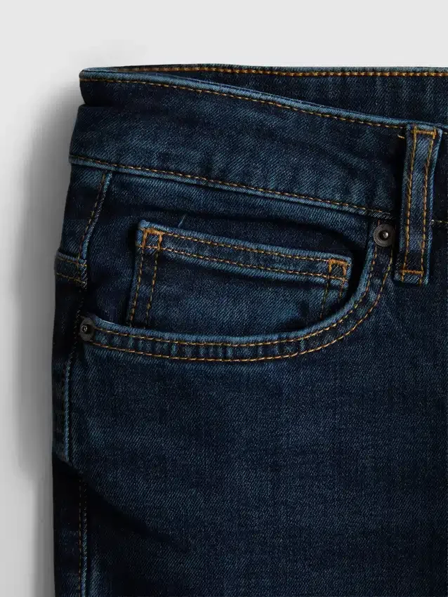 Jeans mit mittlerer Leibhöhe und schmaler Passform