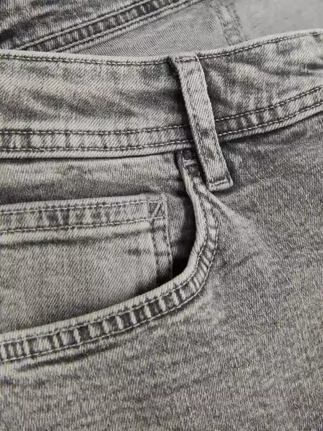 Jeans mit mittlerer Leibhöhe und schmaler Passform