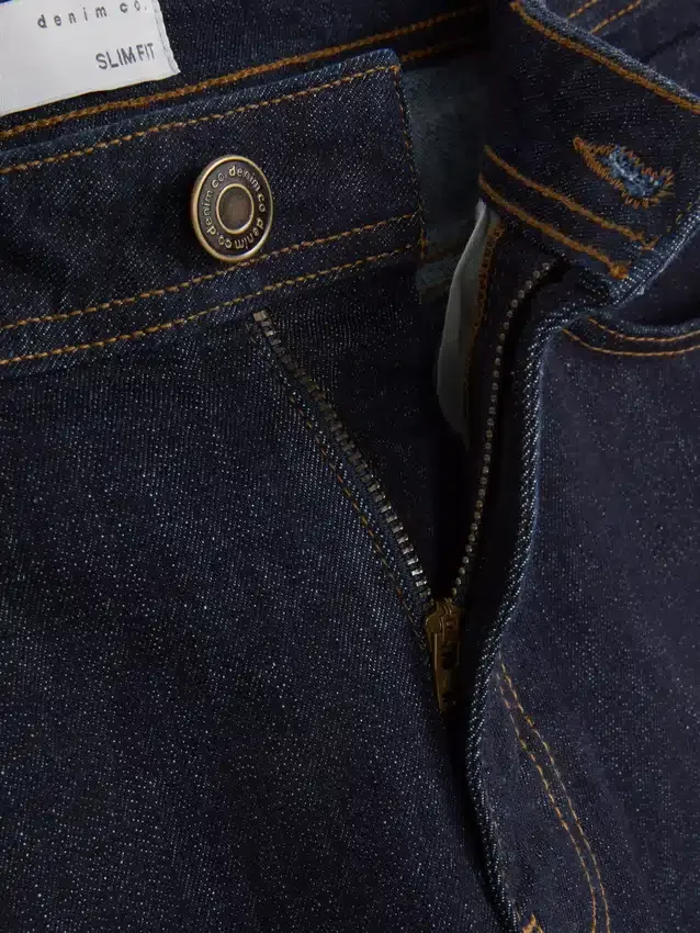 Jeans mit mittlerer Leibhöhe und schmaler Passform
