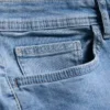 Jeans mit mittlerer Leibhöhe und schmaler Passform