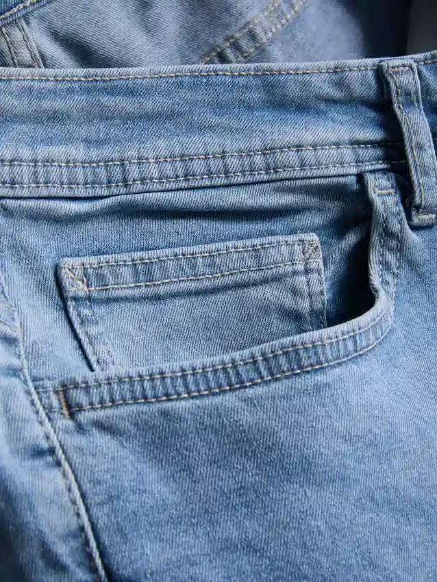 Jeans mit mittlerer Leibhöhe und schmaler Passform
