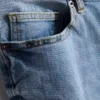 Jeans mit mittlerer Leibhöhe und schmaler Passform
