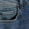 Jeans mit mittlerer Leibhöhe und schmaler Passform