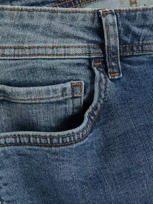 Jeans mit mittlerer Leibhöhe und schmaler Passform