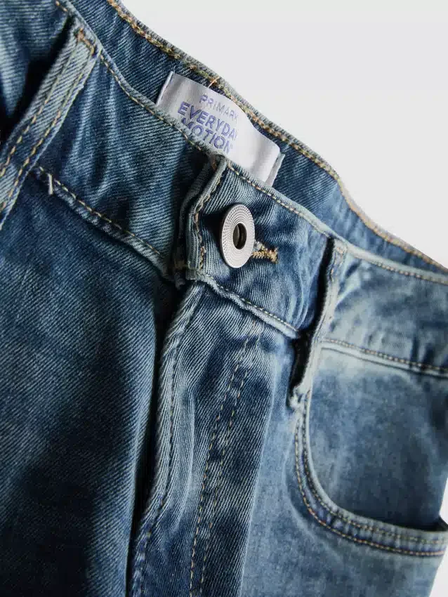 Jeans mit mittlerer Leibhöhe und schmaler Passform