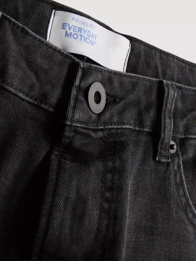 Jeans mit mittlerer Leibhöhe und schmaler Passform