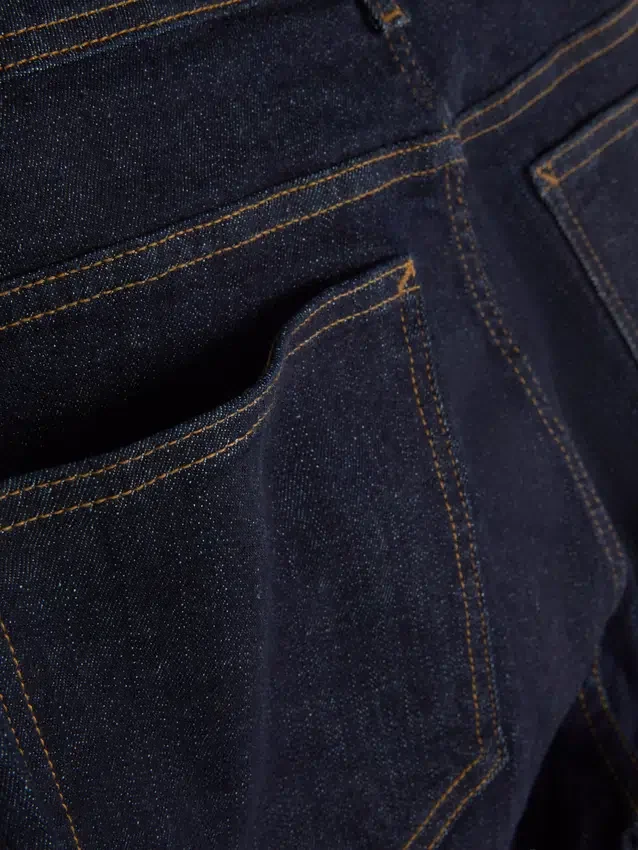 Jeans mit mittlerer Leibhöhe und schmaler Passform