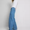 Jeans mit weitem Bein und Taschen vorne