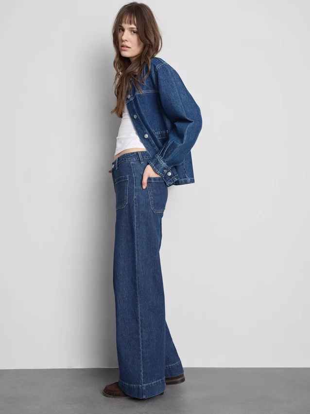 Jeans mit weitem Bein und Taschen vorne