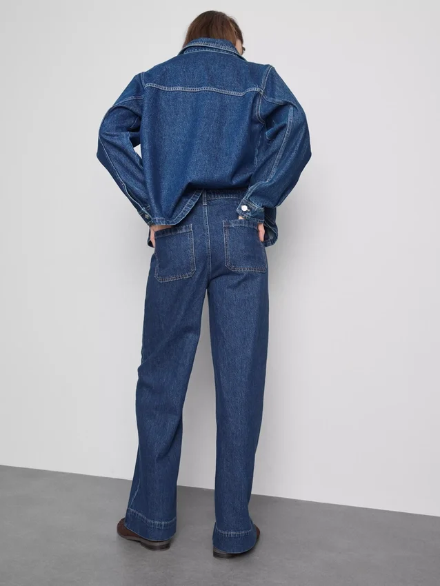 Jeans mit weitem Bein und Taschen vorne