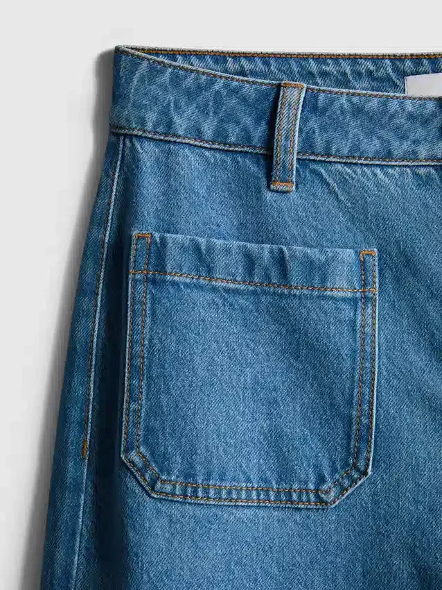 Jeans mit weitem Bein und Taschen vorne