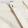 Jeans mit weitem Bein und Taschen vorne