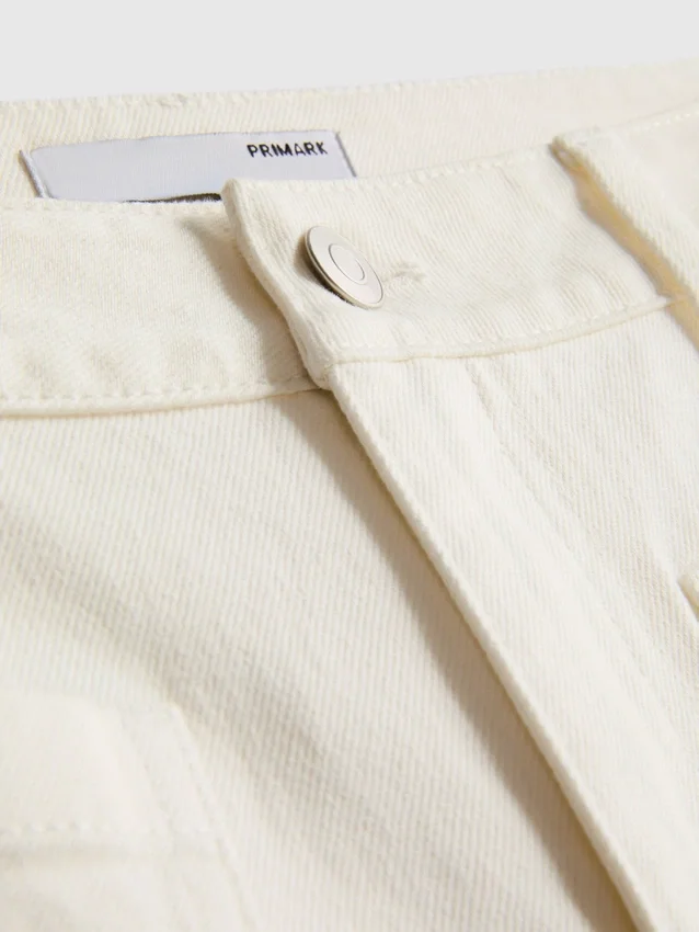 Jeans mit weitem Bein und Taschen vorne