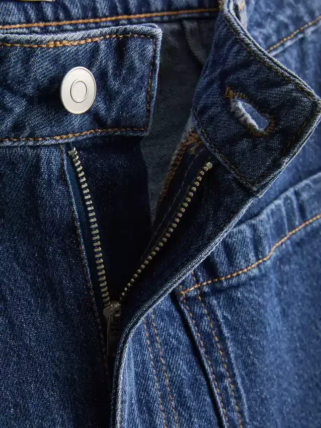 Jeans mit weitem Bein und Taschen vorne