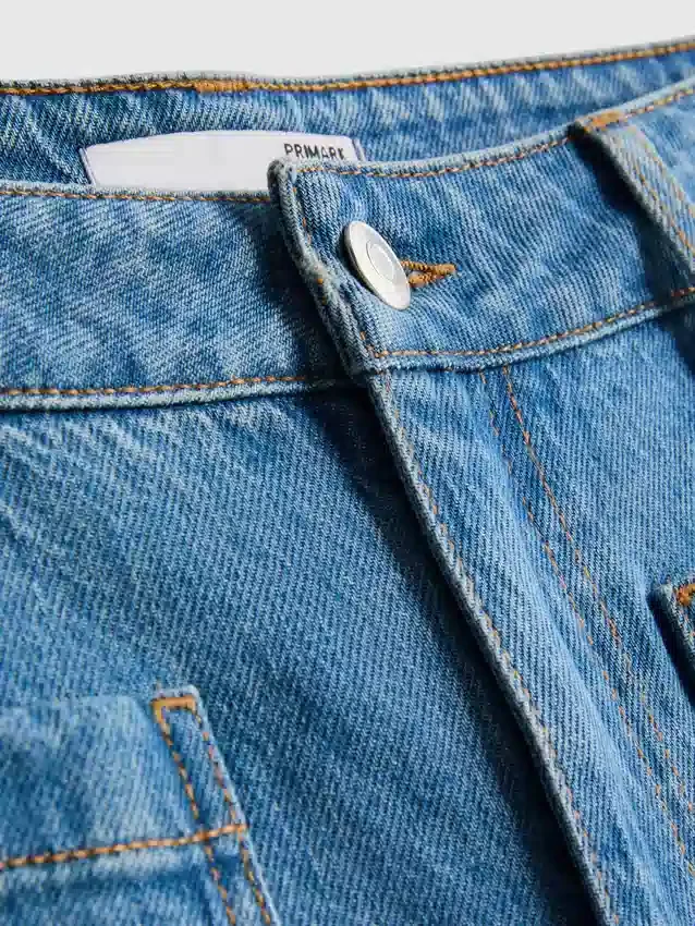 Jeans mit weitem Bein und Taschen vorne