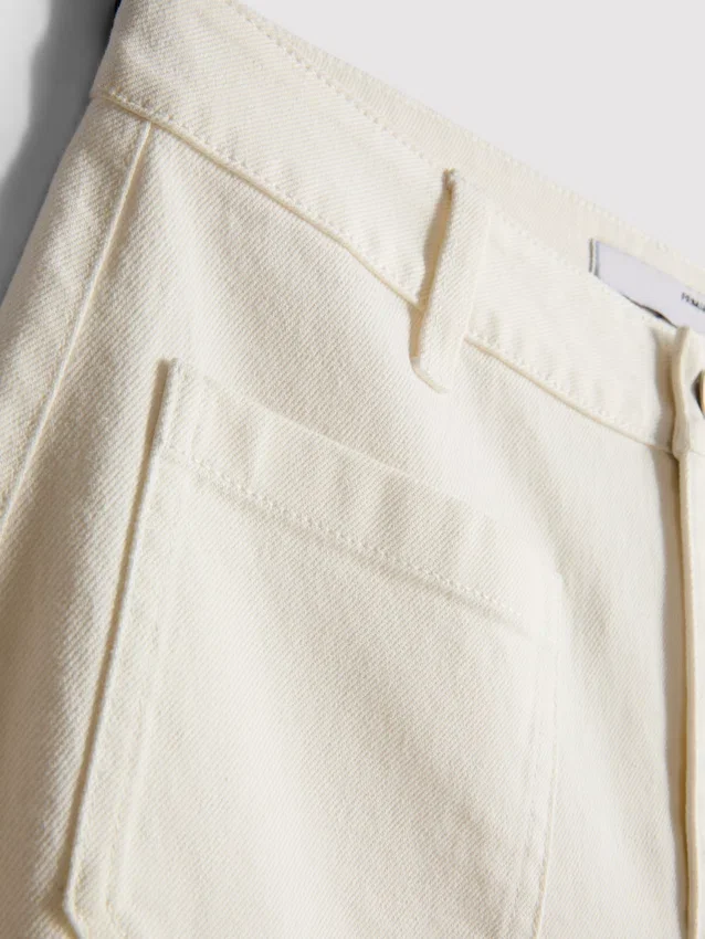 Jeans mit weitem Bein und Taschen vorne