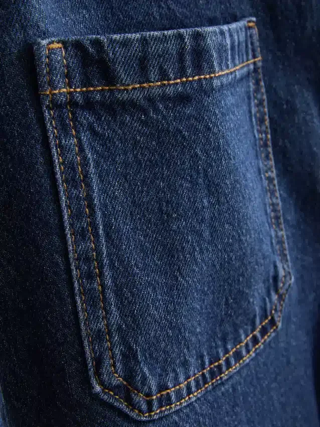Jeans mit weitem Bein und Taschen vorne