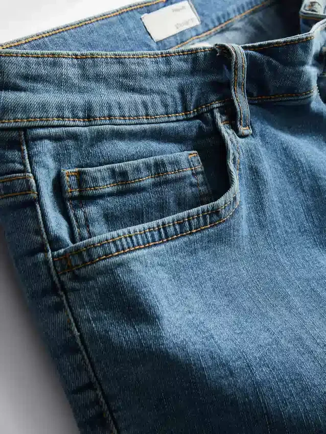 Jeansshorts in gerader Passform