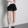 Jeansshorts mit mittlerem Bund und Umschlag