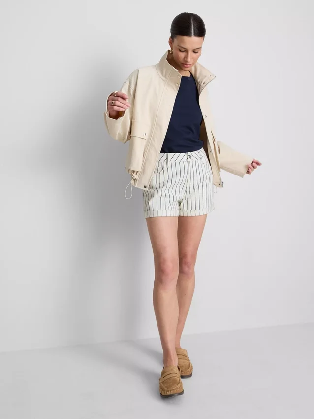 Jeansshorts mit mittlerem Bund und Umschlag