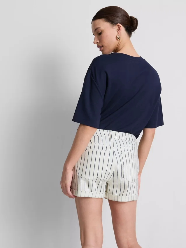 Jeansshorts mit mittlerem Bund und Umschlag