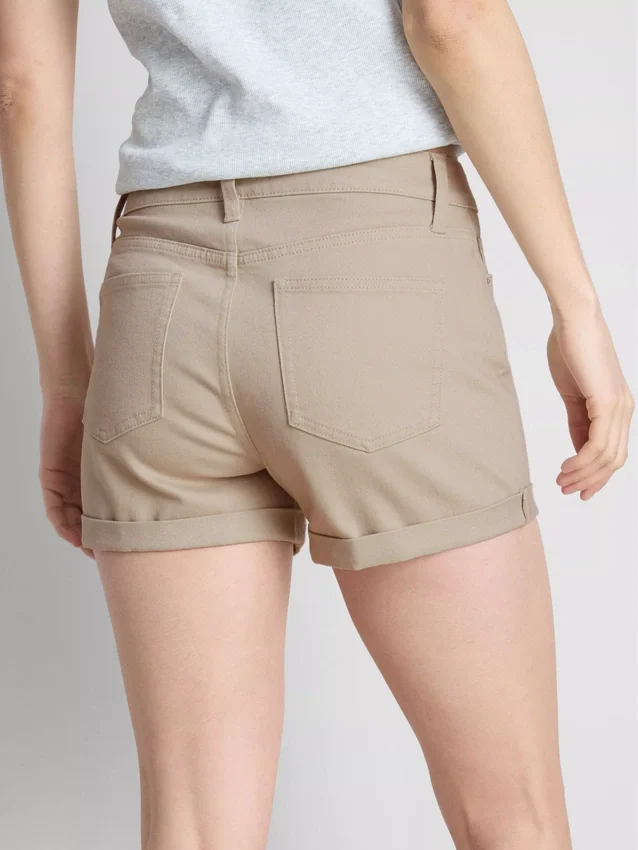 Jeansshorts mit mittlerem Bund und Umschlag