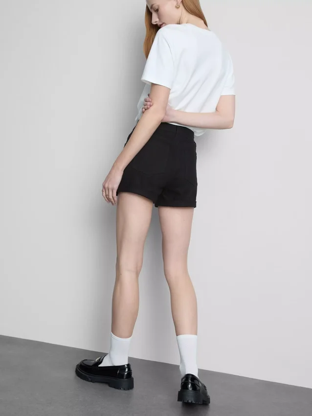 Jeansshorts mit mittlerem Bund und Umschlag