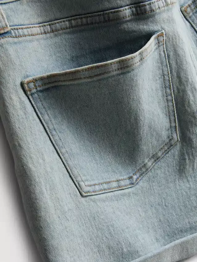 Jeansshorts mit mittlerem Bund und Umschlag