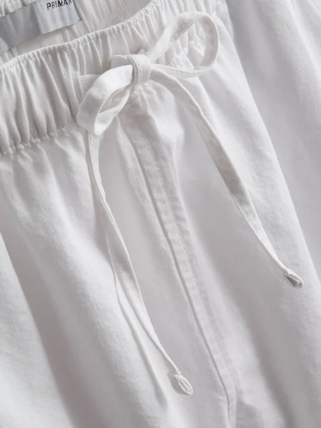Jeansshorts mit Rüschen am Saum