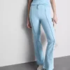 Jogginghose mit Biesen und ausgestelltem Bein aus einem Material mit hohem Baumwollanteil