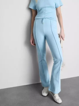 Jogginghose mit Biesen und ausgestelltem Bein aus einem Material mit hohem Baumwollanteil