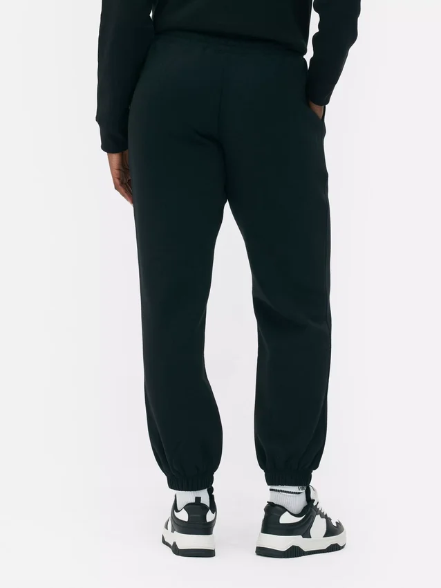 Jogginghose mit Bündchen an den Beinen und Kordelzug