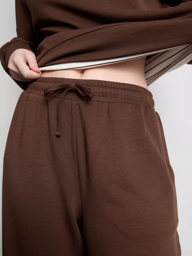 Jogginghose mit weitem Bein