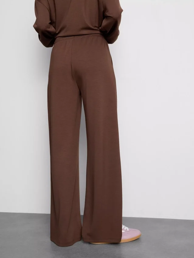 Jogginghose mit weitem Bein