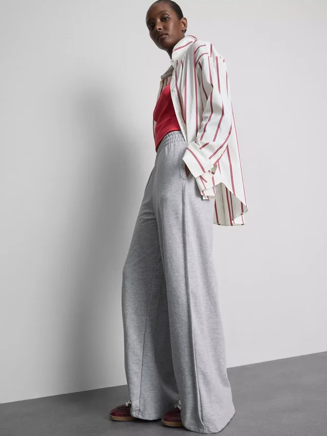 Jogginghose mit weitem Bein und Falten aus baumwollreichem Material