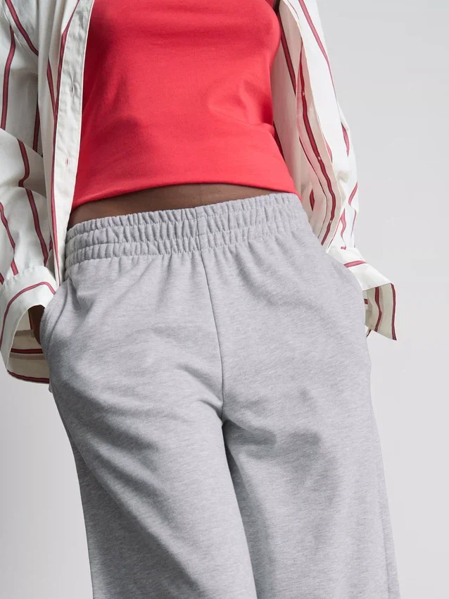 Jogginghose mit weitem Bein und Falten aus baumwollreichem Material