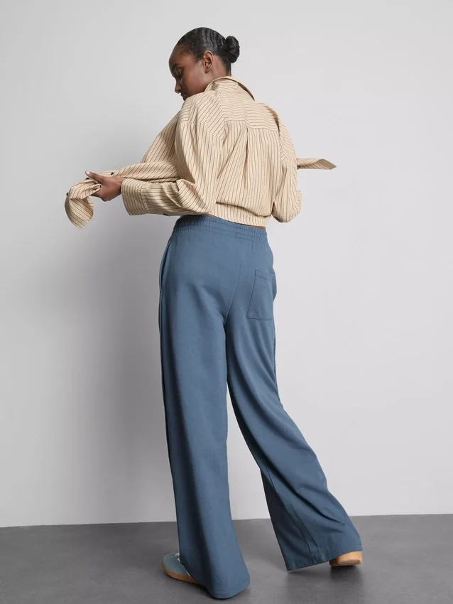 Jogginghose mit weitem Bein und Falten aus baumwollreichem Material
