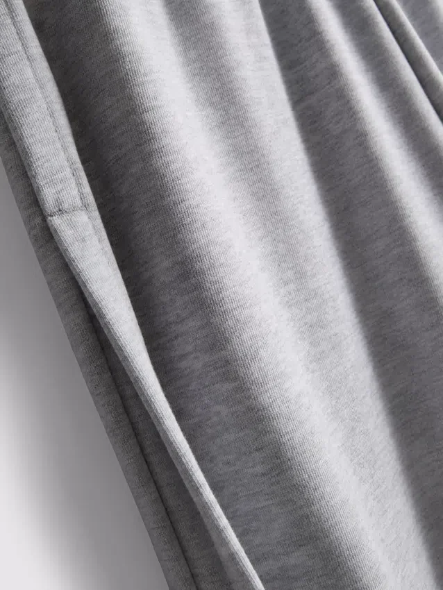 Jogginghose mit weitem Bein und Falten aus baumwollreichem Material