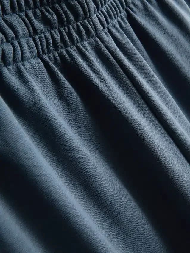 Jogginghose mit weitem Bein und Falten aus baumwollreichem Material