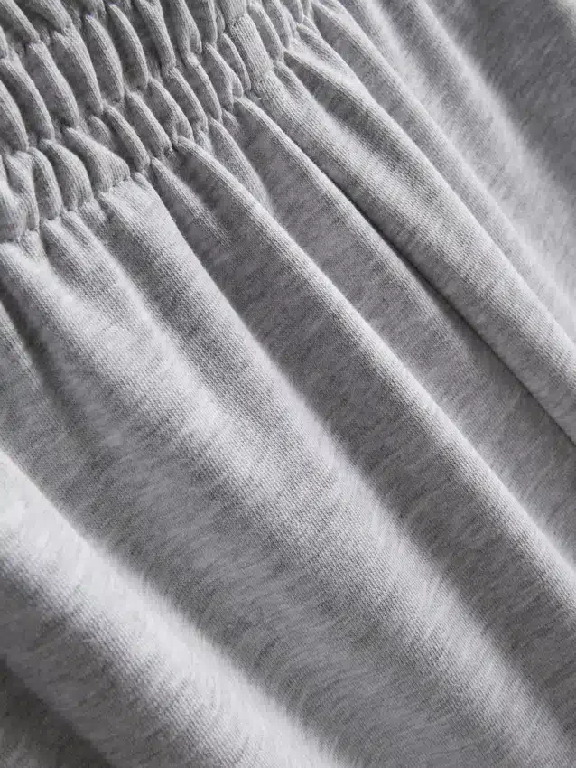 Jogginghose mit weitem Bein und Falten aus baumwollreichem Material