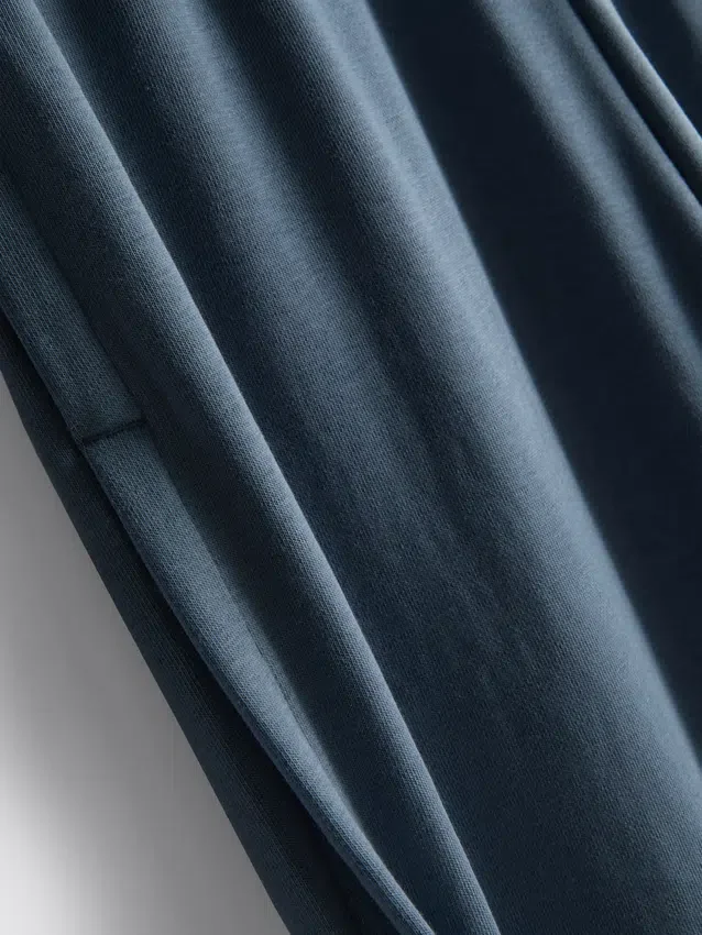 Jogginghose mit weitem Bein und Falten aus baumwollreichem Material