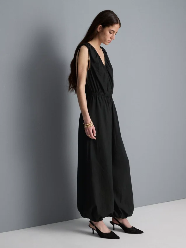 Jumpsuit mit V-Ausschnitt und Ballonbeinen