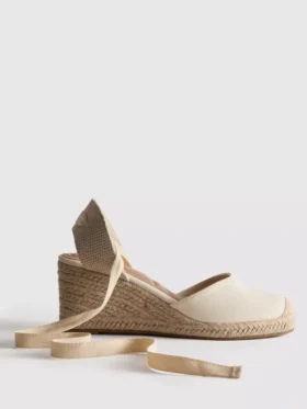 Keilabsatzschuhe mit geschlossener Zehenpartie und Schnürung
