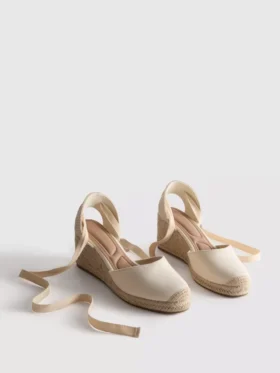 Keilabsatzschuhe mit geschlossener Zehenpartie und Schnürung