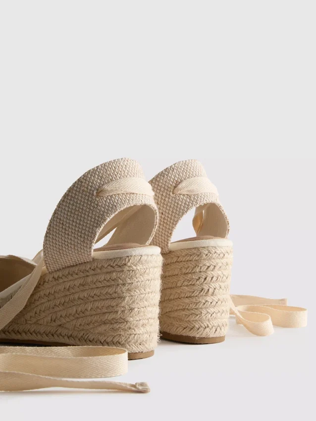 Keilabsatzschuhe mit geschlossener Zehenpartie und Schnürung