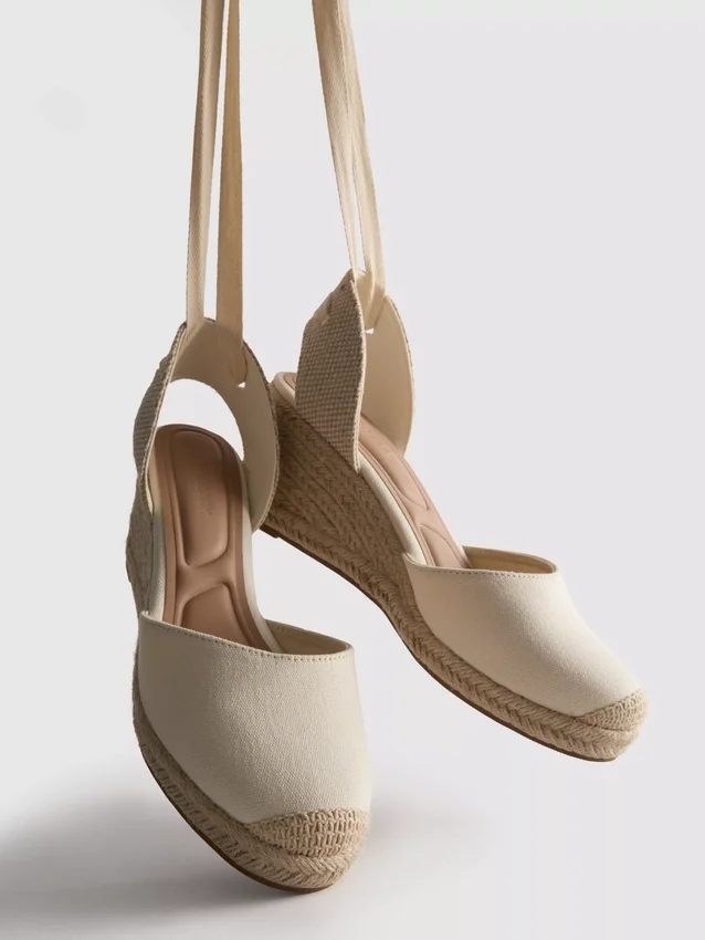 Keilabsatzschuhe mit geschlossener Zehenpartie und Schnürung