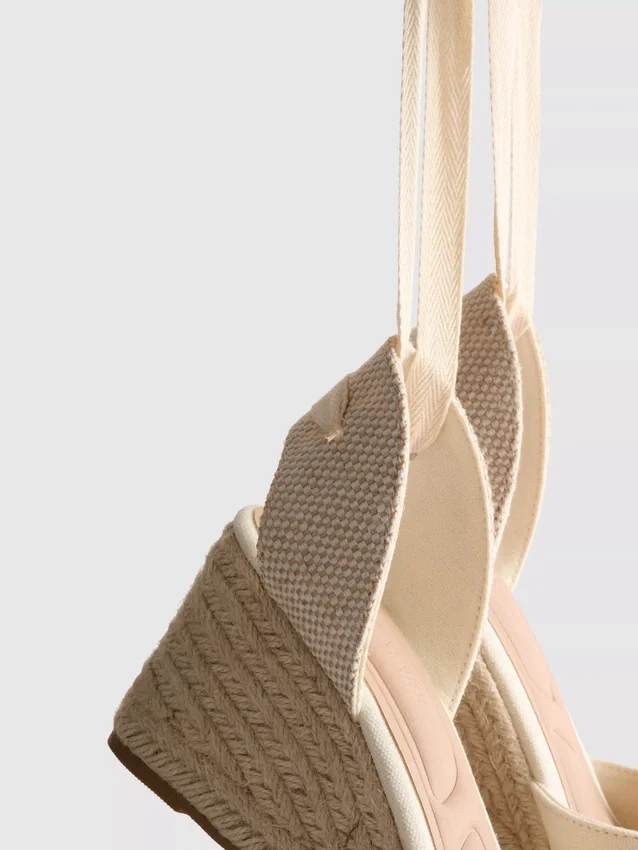 Keilabsatzschuhe mit geschlossener Zehenpartie und Schnürung