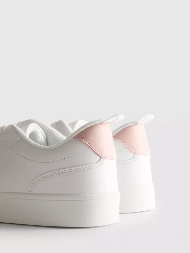 Klassische Low-Top-Sneaker