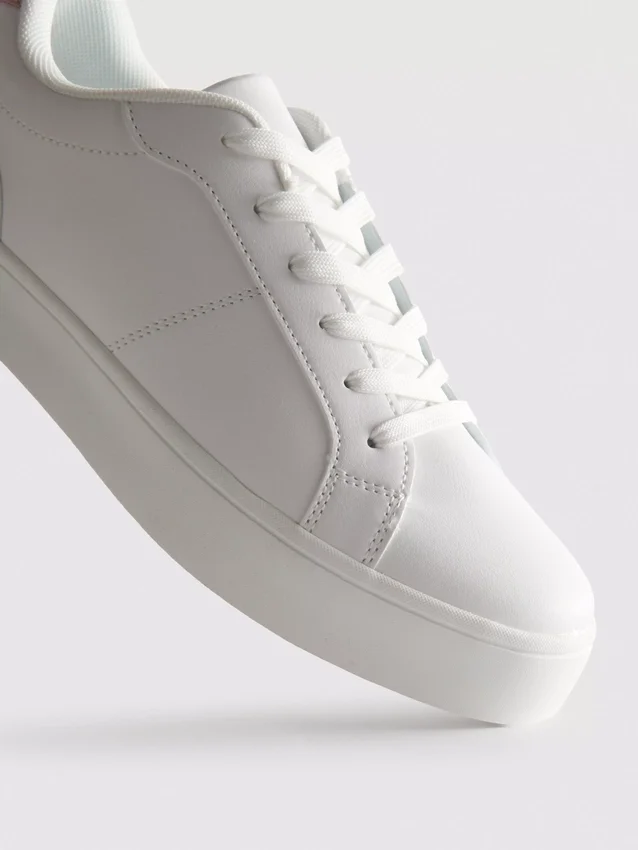 Klassische Low-Top-Sneaker